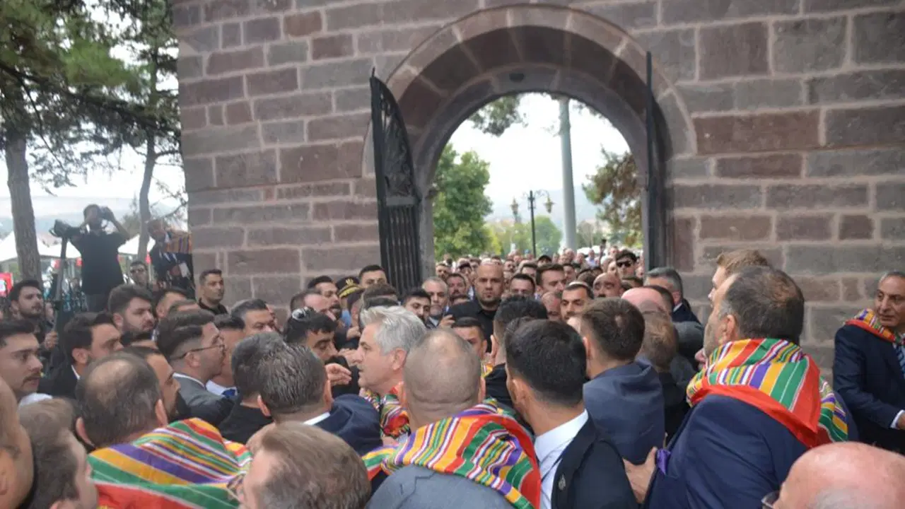 Tören alanında yaşanan arbede