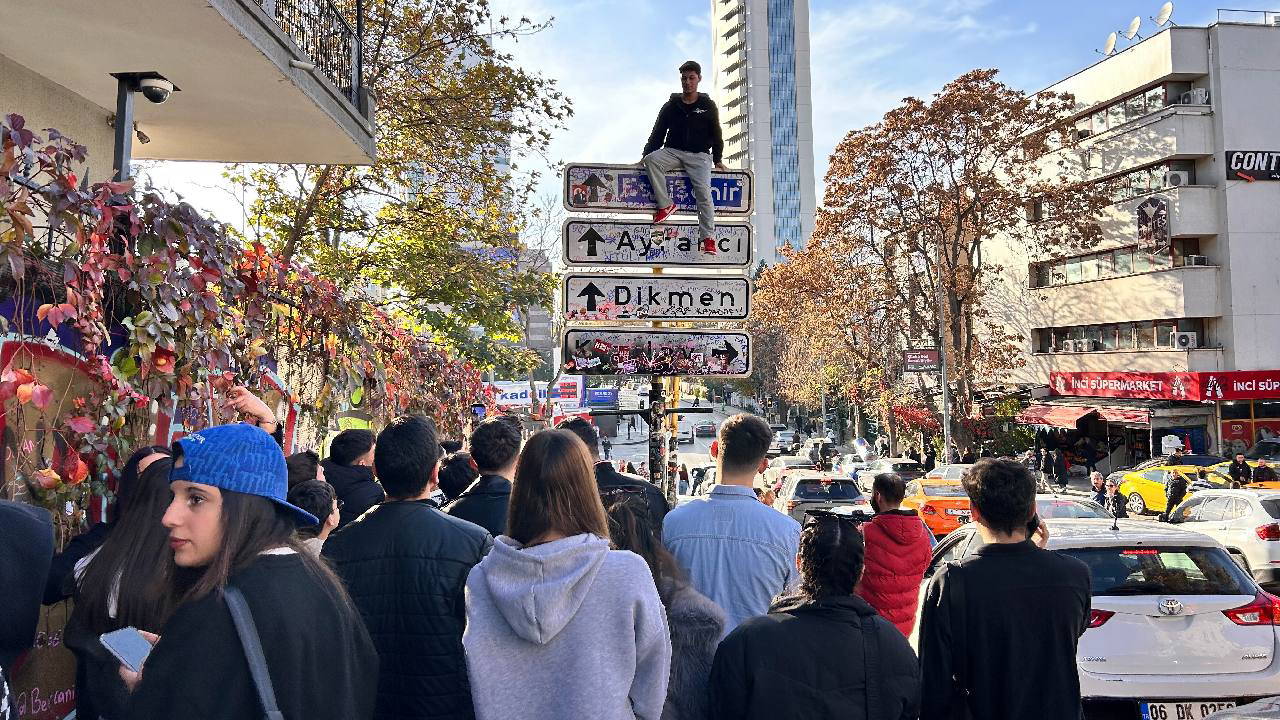 'Kızılay' tabelası önündeki fotoğraf çektirme sırasında bıçaklı kavga: Yaralılar var!