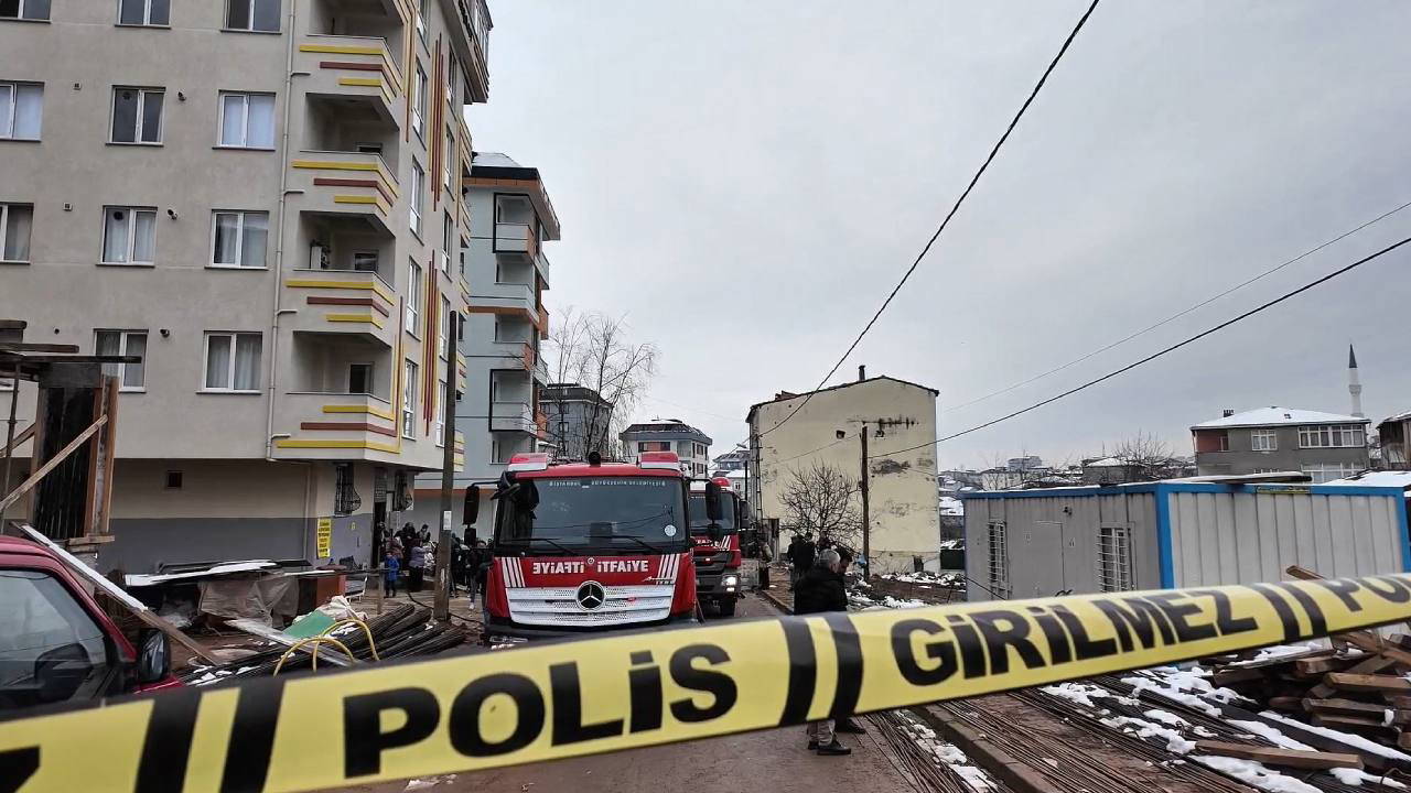 İstanbul'da 5 katlı binada yangın paniği: Mahsur kalan 12 kişi kurtarıldı!