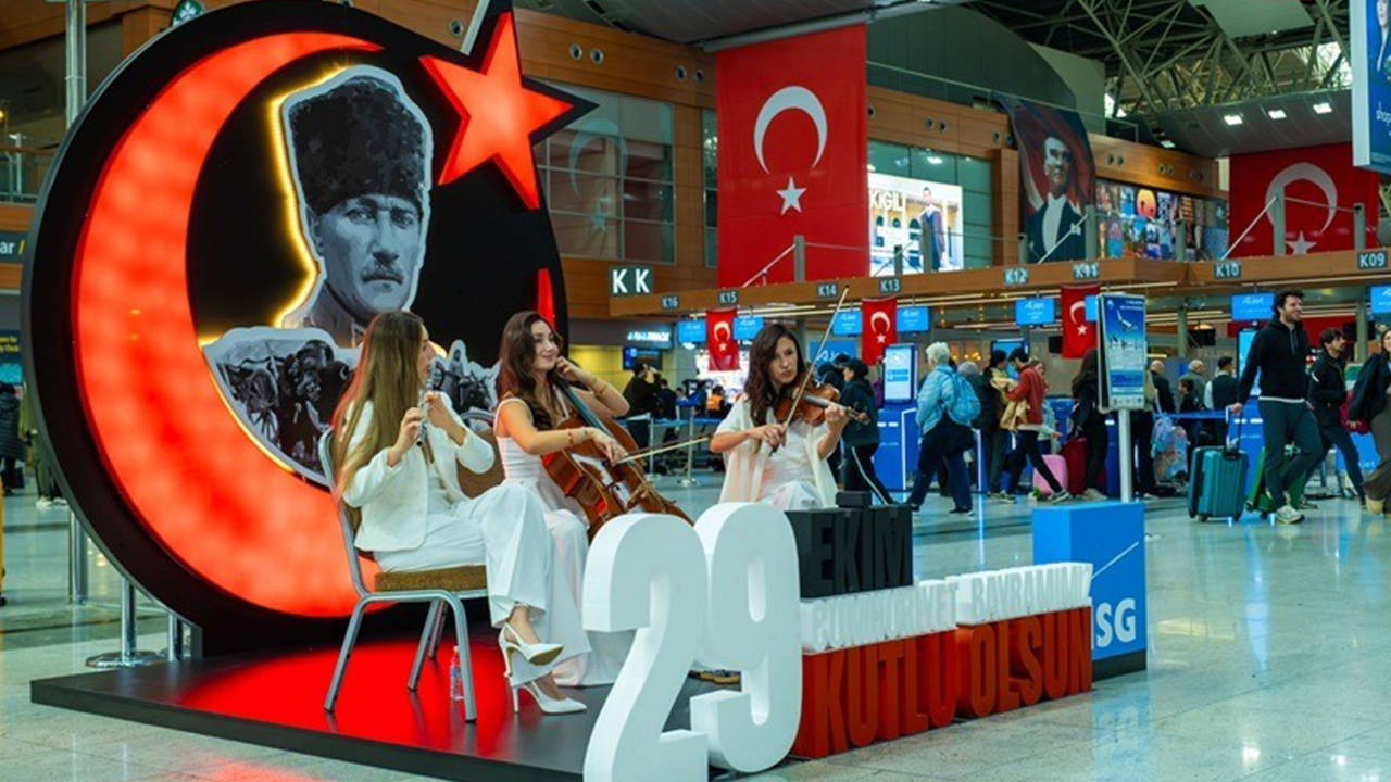 Cumhuriyet'in 102. yaşı Sabiha Gökçen Havalimanı'nda coşkuyla kutlandı: Yurttaşlara 'Türk bayrağı rozeti' hediyesi