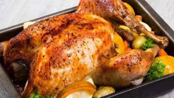 Yılbaşı sofralarının klasiği: Tam kıvamında fırında hindi tarifi