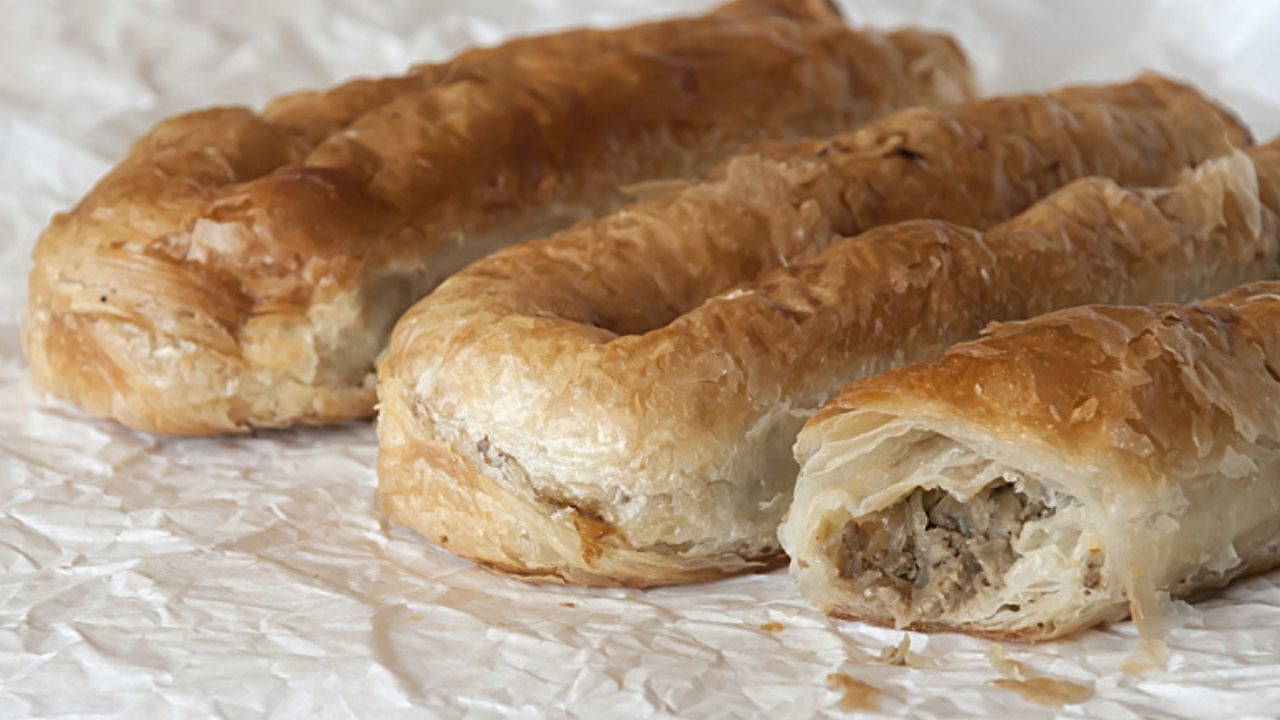 Çıtır çıtır ve bol iç harçlı: MasterChef kıymalı kol böreği tarif