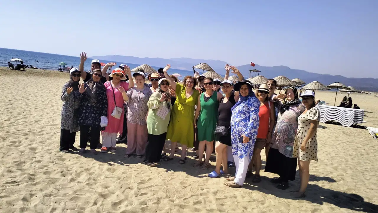 Karabağlarlı kadınlara Pamucak’ta deniz keyfi