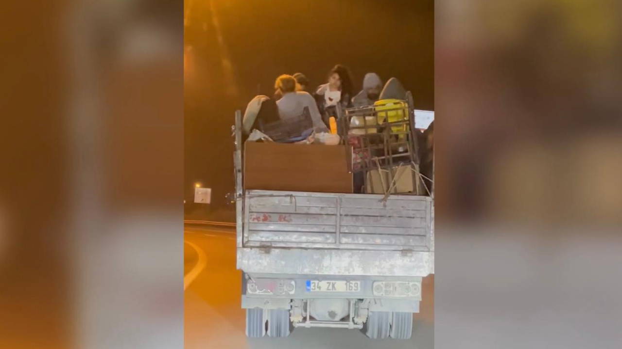 Üsküdar’da kamyonet kasasında tehlikeli yolculuk!