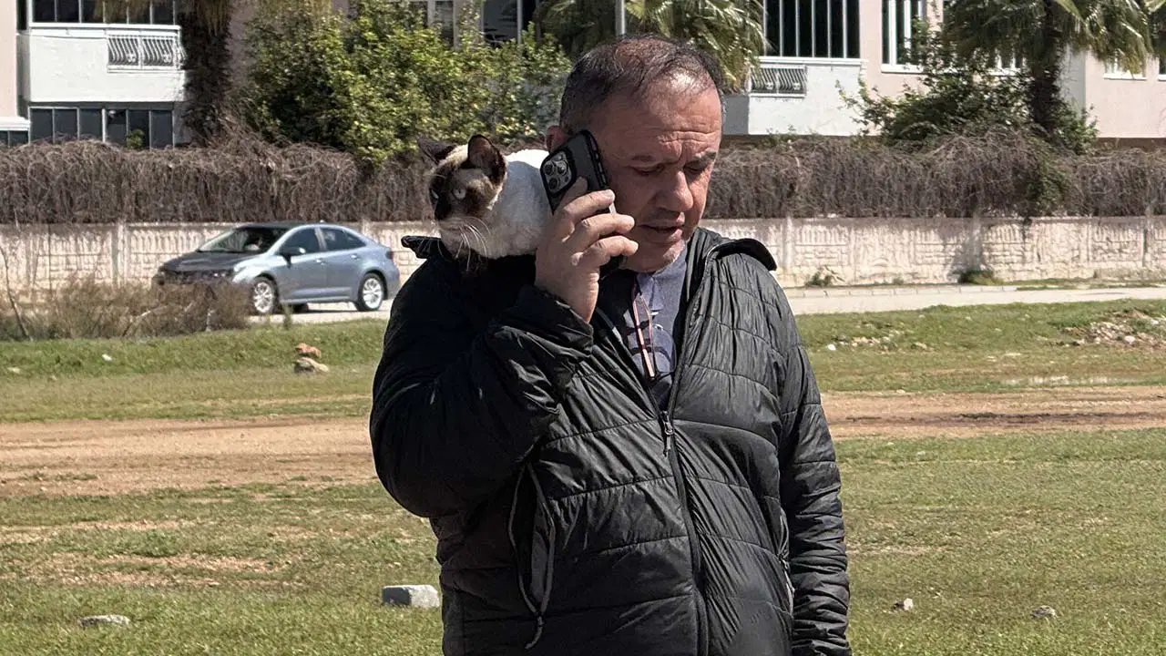 Alev alan otomobilindeki kedisini son anda kurtardı