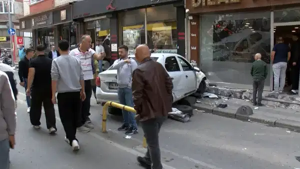 Bayrampaşa'da kazada savrulan otomobil berber dükkanına çarptı: 2'si ağır 5 yaralı