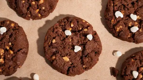 Çatlayan dokusu ve yumuşak kıvamıyla: Enfes brownie kurabiye tarifi...