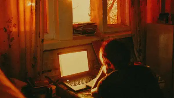 Uzun süre oturanlar, dikkat! Hareketsizlik kanserden ölüm riskini yüzde 9 artırıyor