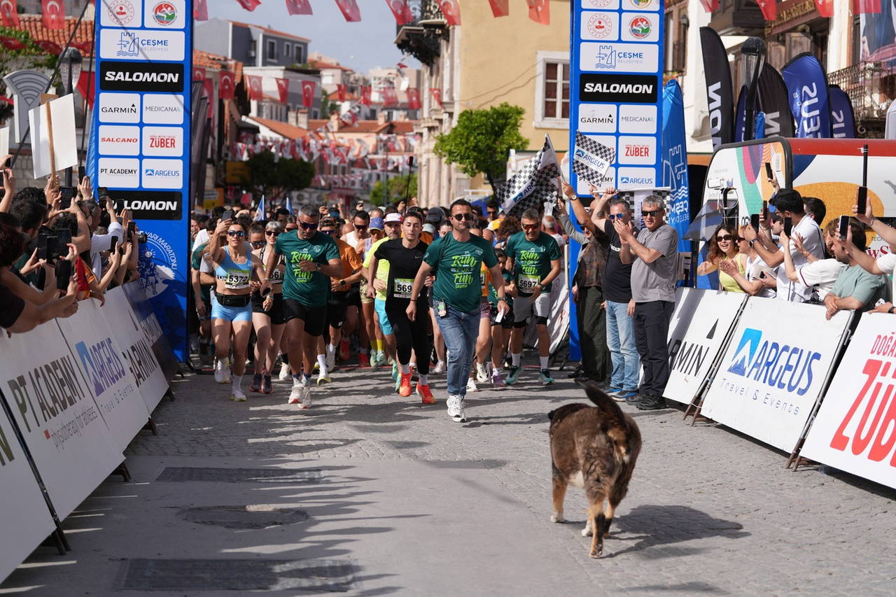 Salomon Çeşme Yarı Maratonu 5K gün batımı koşusuyla başladı