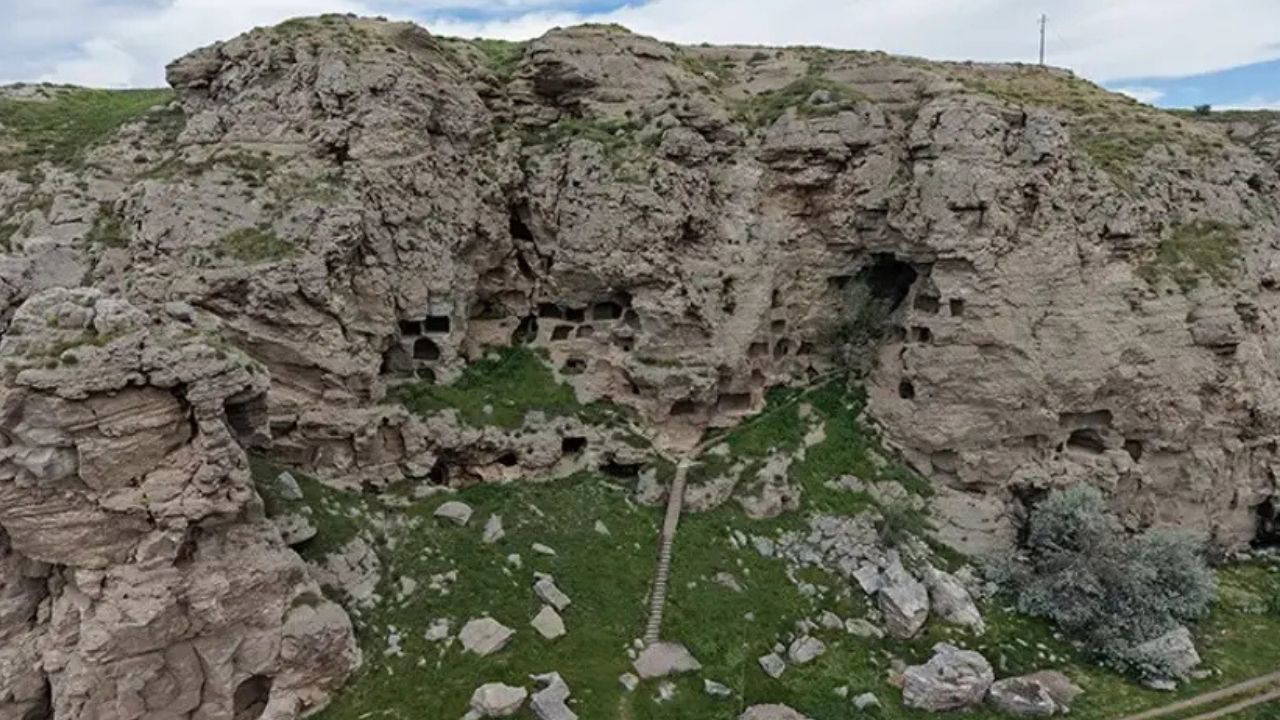 Sivas'taki 3 bin 200 yıllık 'apartman' zamana meydan okuyor