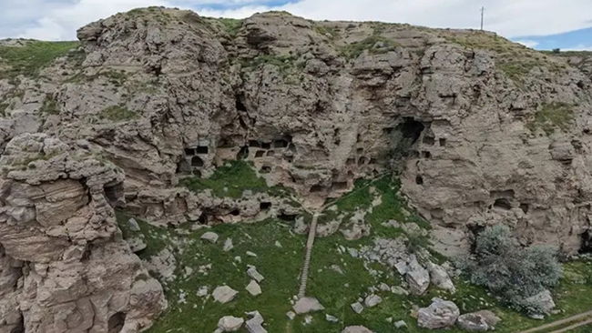 Sivas'taki 3 bin 200 yıllık 'apartman' zamana meydan okuyor