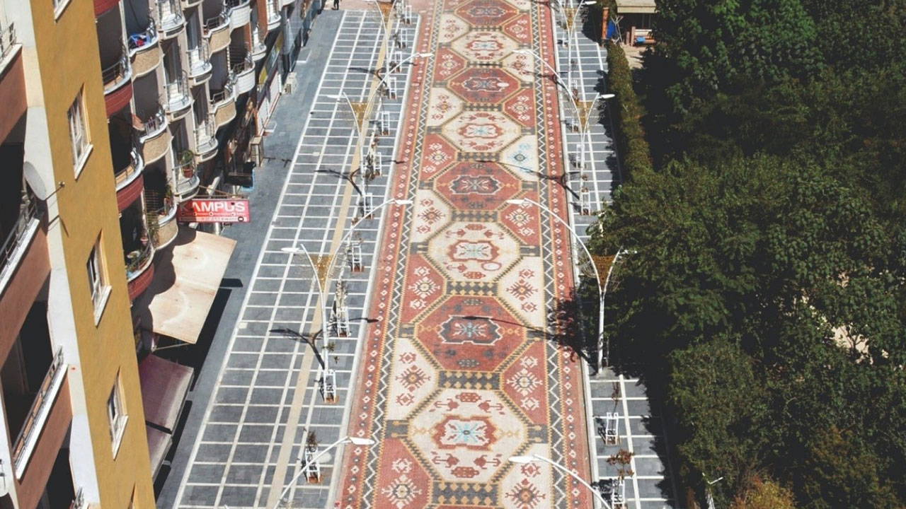 Mardin'de halı motifli cadde gündem oldu