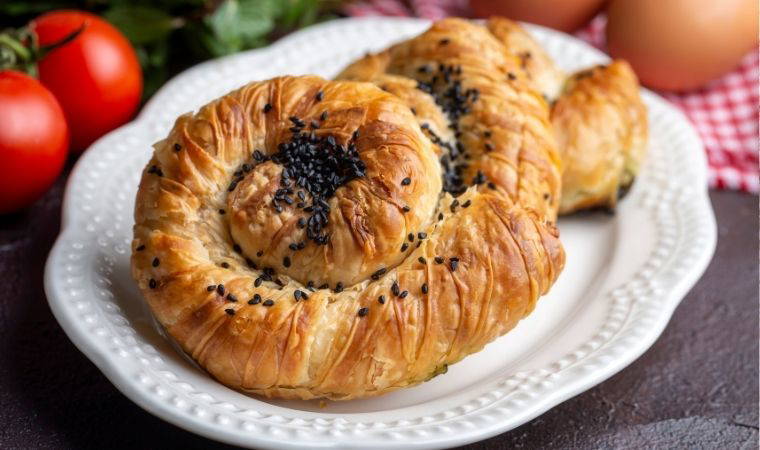 Hem göze hem damağa hitap eden lezzet: Patatesli gül böreği tarifi