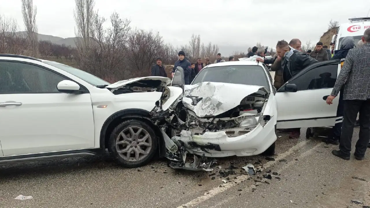 Elazığ'da iki otomobil çarpıştı: 9 kişi yaralandı!