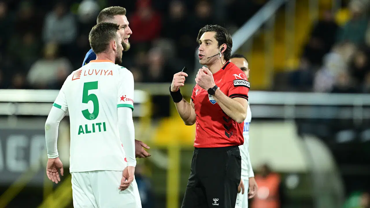 'Penaltı ve kırmızı kartı es geçti'