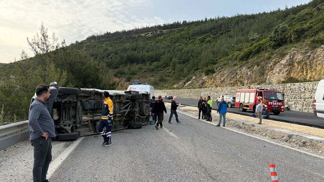 Kuşadası'nda otomobil ile minibüs çarpıştı