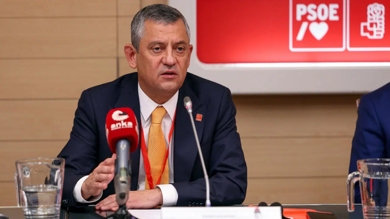 Özgür Özel, Sosyalist Enternasyonel'de konuştu: 'Dünyanın aksine Türkiye’de sosyal demokrasi yükselişte'