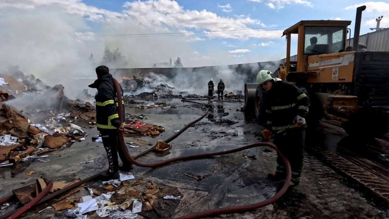 Aksaray’da geri dönüşüm tesisinde yangın paniği!