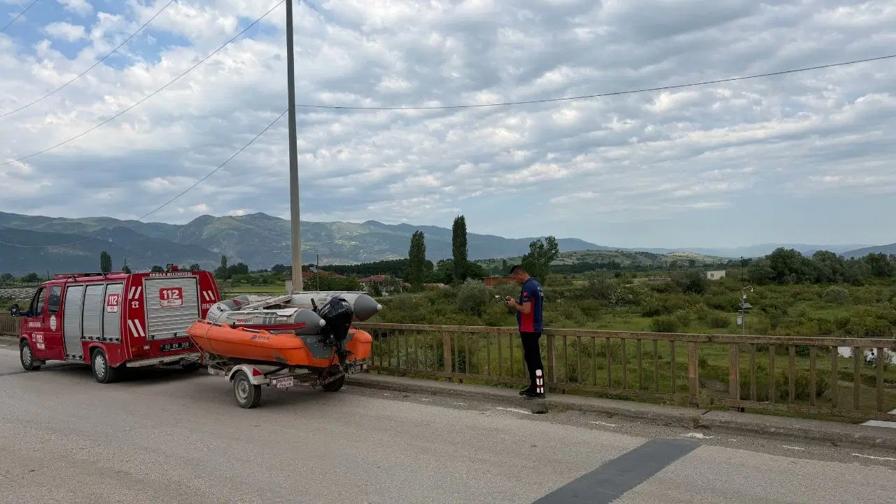 Tokat'ta Kelkit Çayı'nda can pazarı: Akıntıya kapılan 2 arkadaş dalgalı sularda kayboldu!