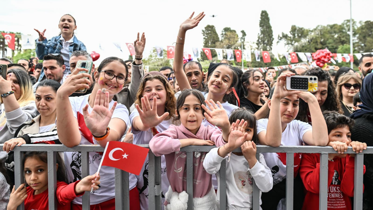 23 Nisan coşkusu İzmir'i sardı