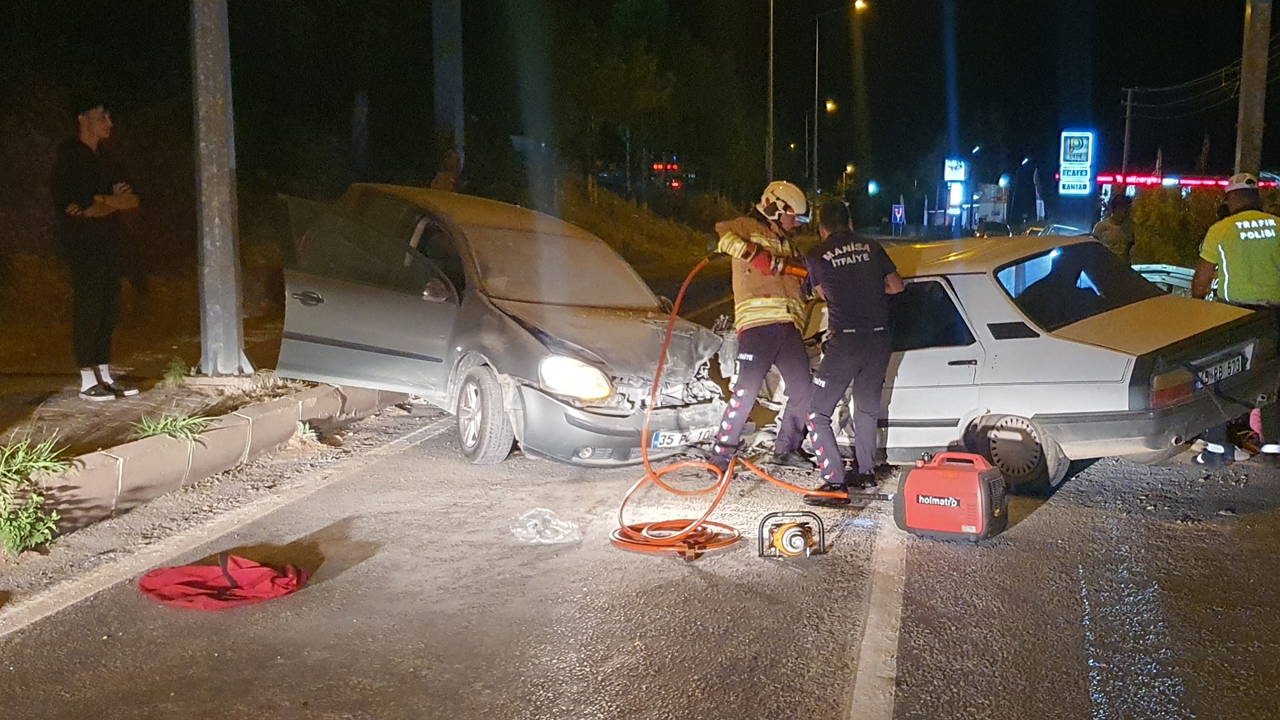 Manisa'da iki otomobil kafa kafaya çarpıştı: 3'ü çocuk 7 yaralı