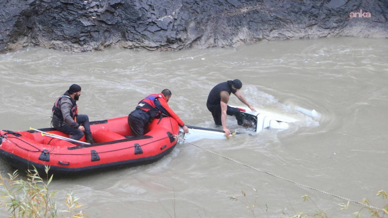 Yola düşen kayadan kaçmaya çalışan araç Zap Suyu'na uçtu! Ölü ve yaralılar var...