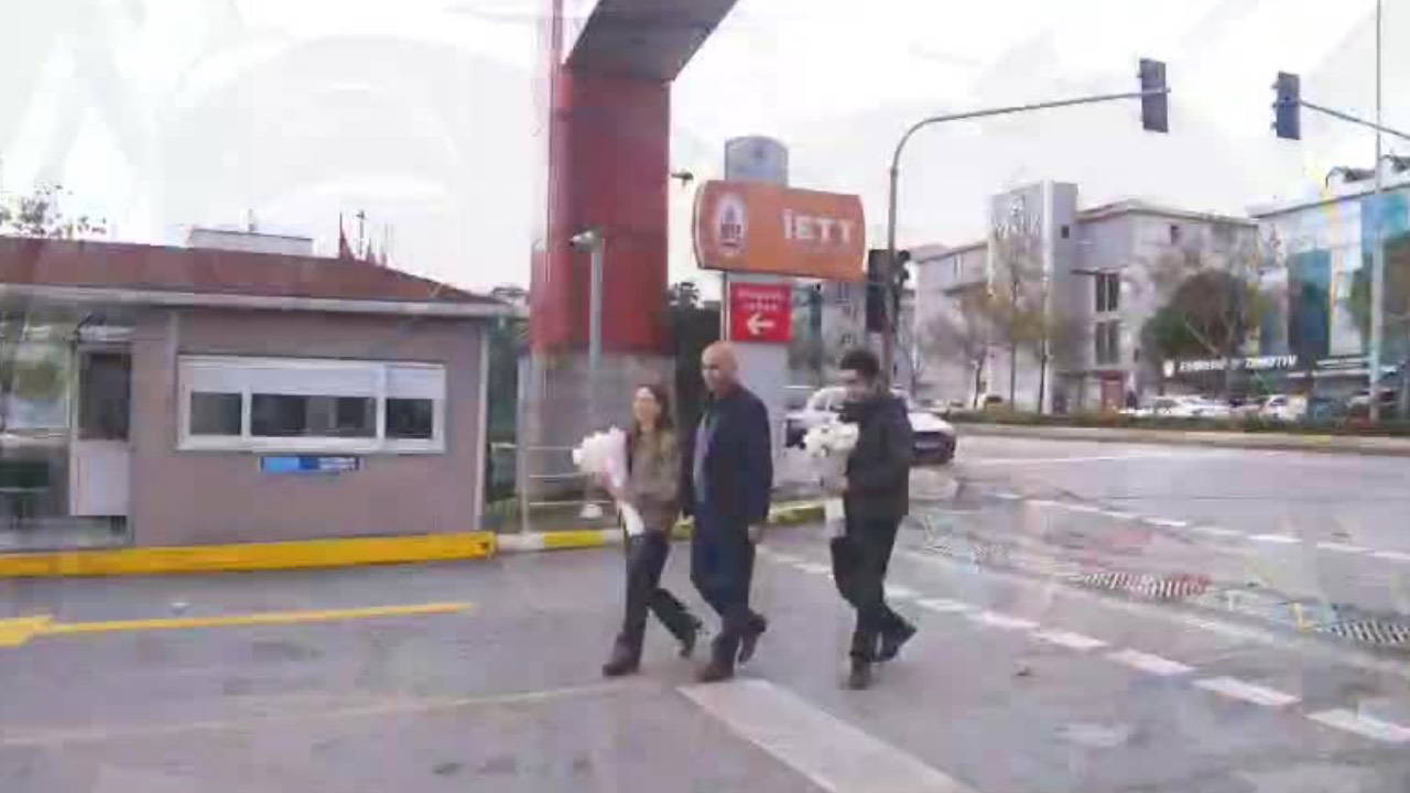 Öğretmenlerden, kendilerine Öğretmenler Günü'nde çiçek hediye eden İETT şoförüne sürpriz ziyaret