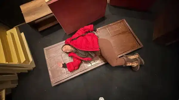 Aslı Bekiroğlu'nun kafasına kapı düştü! Sahnede korkutan anlar