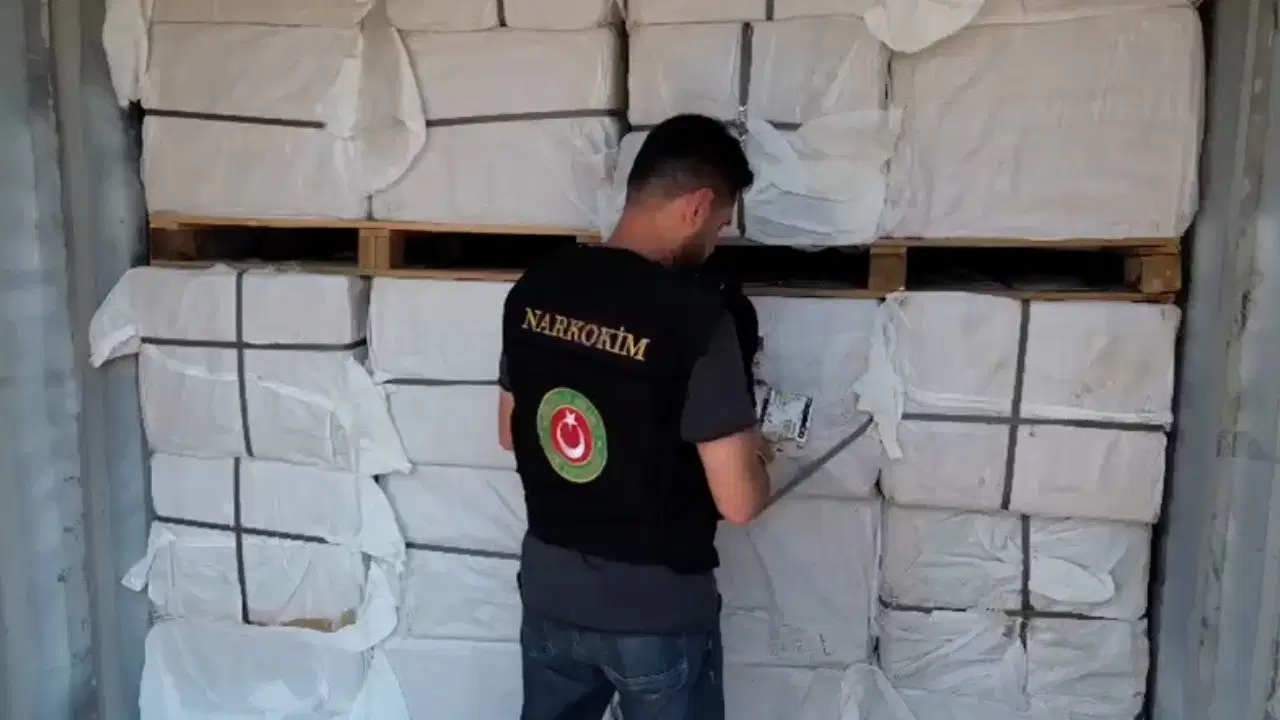 Ambarlı Limanı’nda yaklaşık 3 ton uyuşturucu madde ele geçirildi