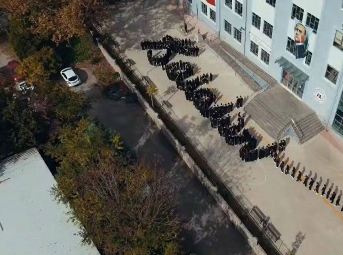 Bursa’da öğrencilerden duygulandıran '10 Kasım' koreografisi: Atatürk imzası ve 1938 yılı canlandırıldı