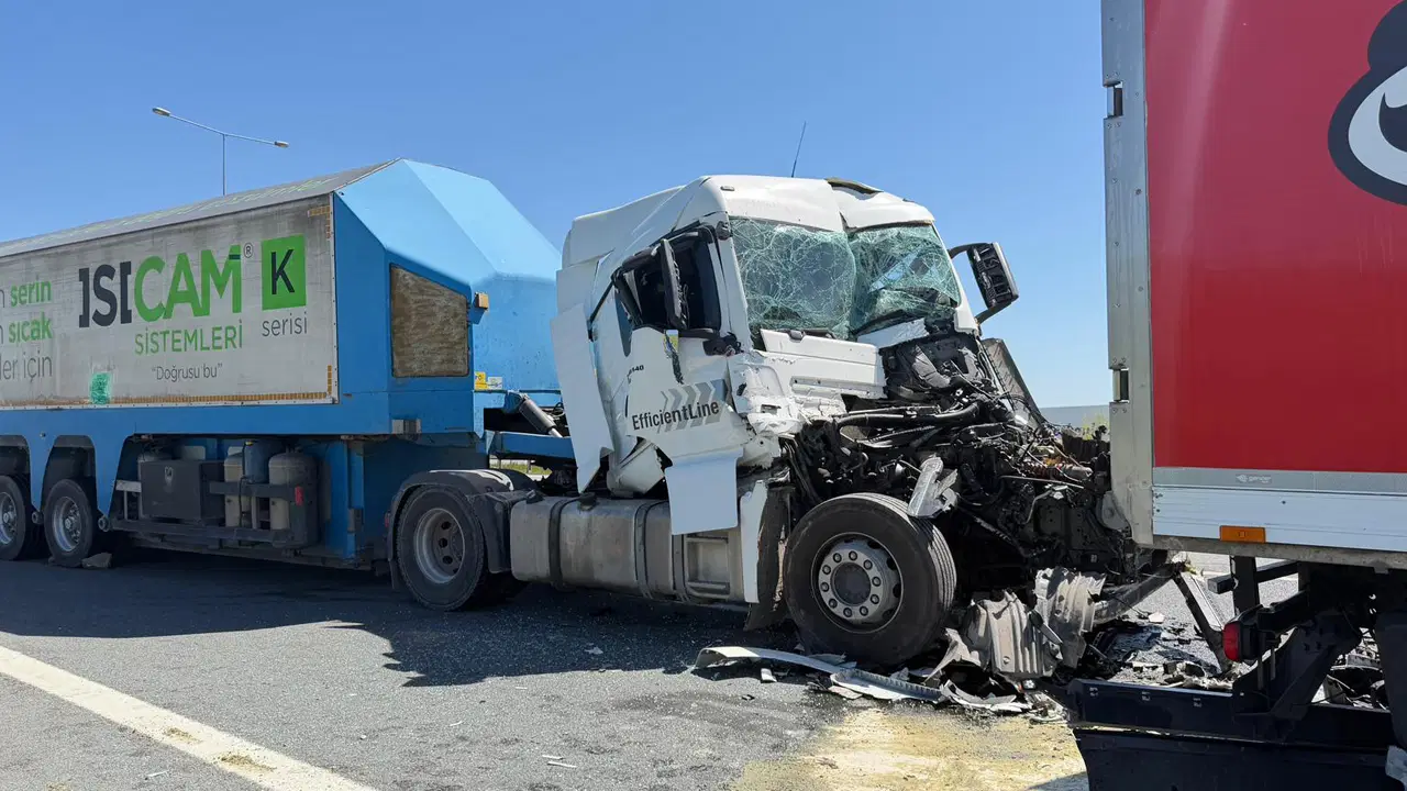 Çatalca'da 3 araçlık zincirleme kaza: TIR şoförü ağır yaralandı