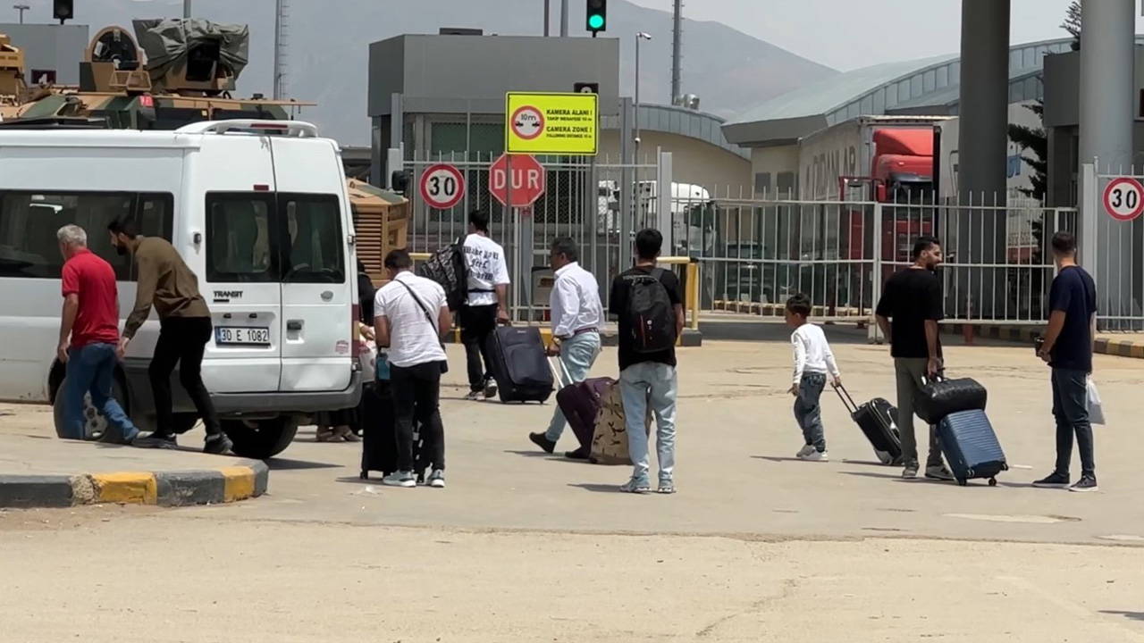 İran'daki Türk vatandaşları sınır kapılarında