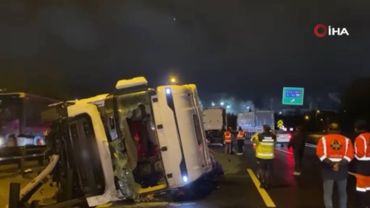 TEM’de tır devrildi, kasadaki granül yola saçıldı: 1 yaralı