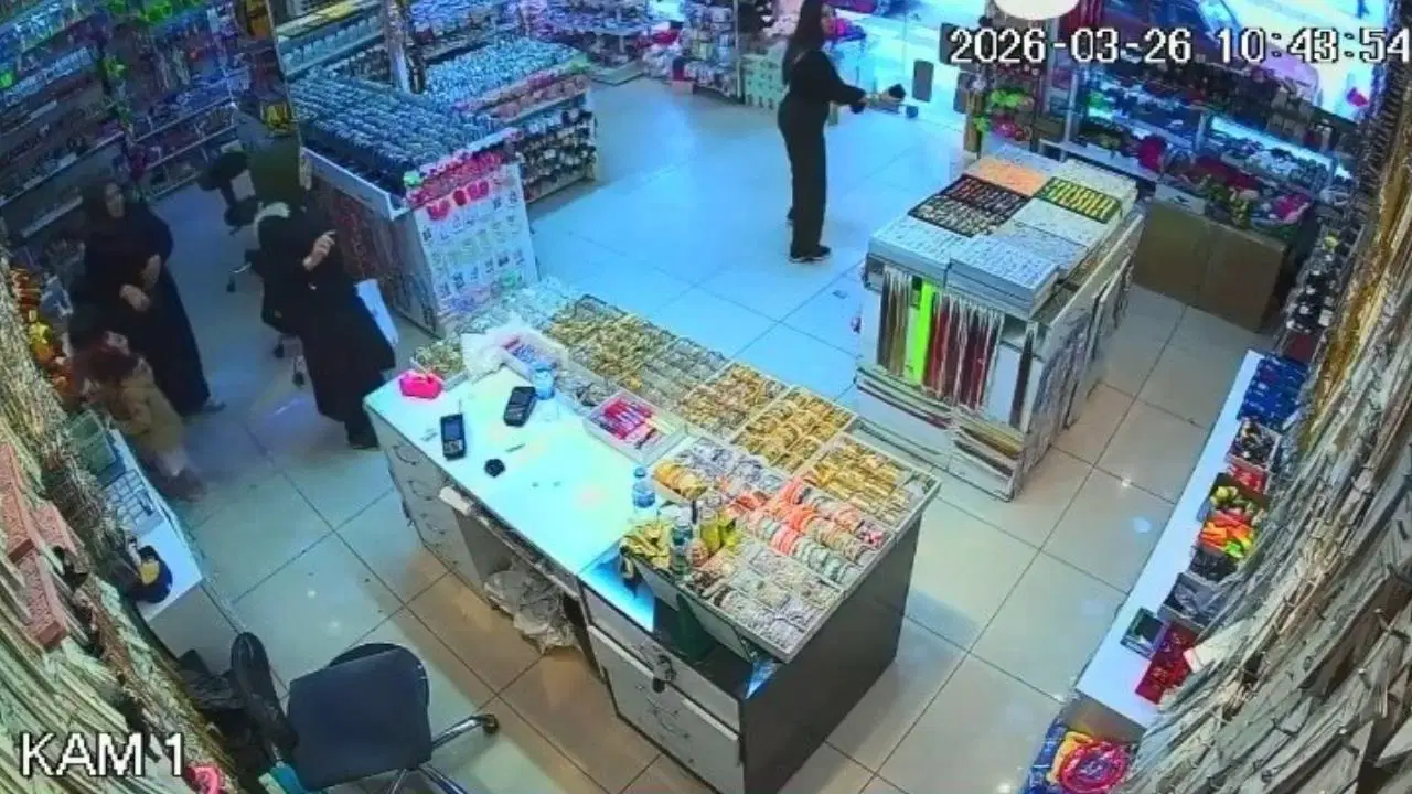 Depreme alışverişte yakalandılar: Panik içinde kaçış kameraya yansıdı!