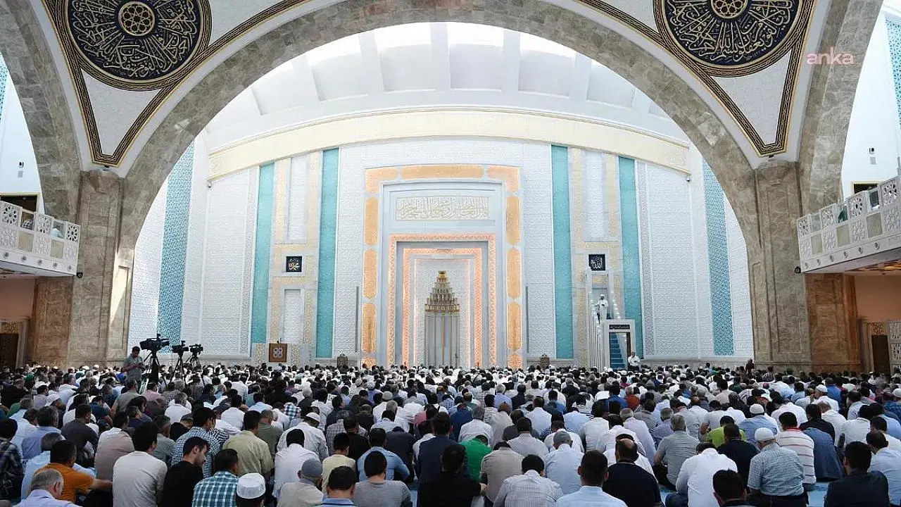 Diyanet'in cuma hutbesinde gündem: 'Her Müslüman, iffetini korumalı, giyim kuşamına dikkat etmeli'