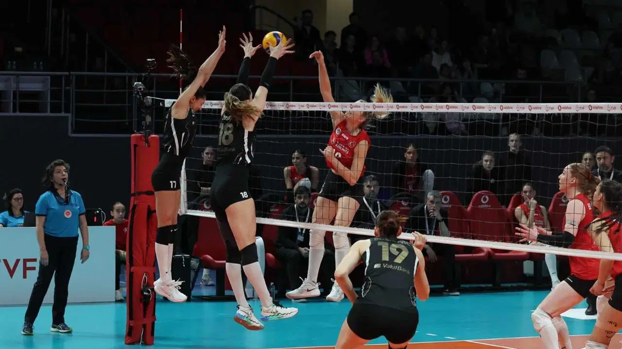 VakıfBank normal sezonu galibiyetle tamamladı!