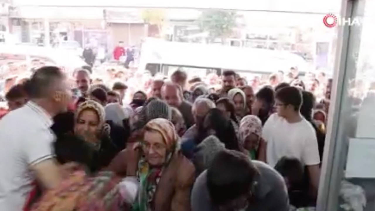 Giyim mağazasında indirim kampanyası izdihama neden oldu