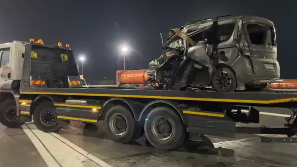 Kuzey Marmara Otoyolu'nda kaza: Araç gişelere çarptı, sürücüsü ağır yaralandı!