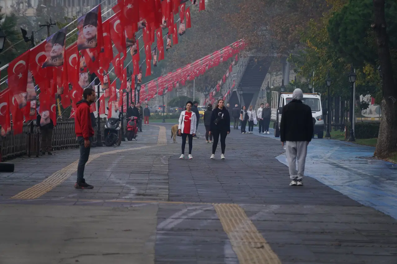 81 ilde saat 9'u 5 geçe hayat durdu... Sonsuz minnet, sonsuz sevgi: Türkiye Ata'sını özlemle andı