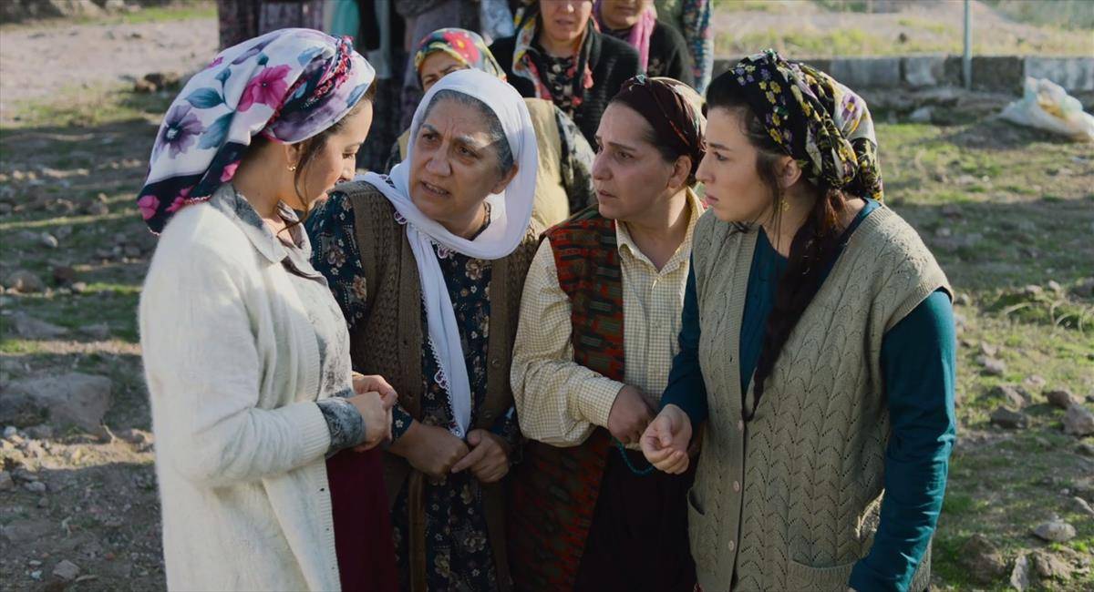 Eski Köye Yeni Adet filminin konusu ne? Eski Köye Yeni Adet filminin oyuncuları kim?