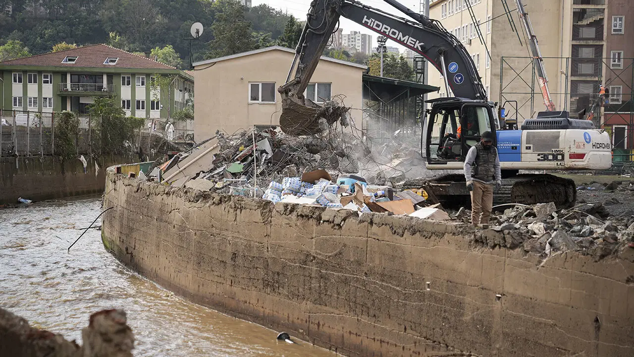 İstanbul'da selin vurduğu Ayazağa'da yıkım sürüyor: 19 dükkan ve stadyum yıkıldı