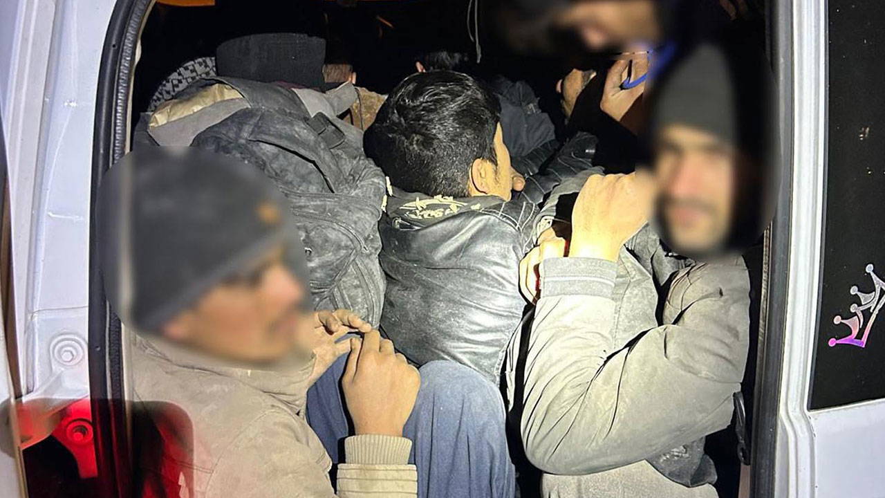 Durdurulan hafif ticari araçtan 12 kaçak göçmen çıktı