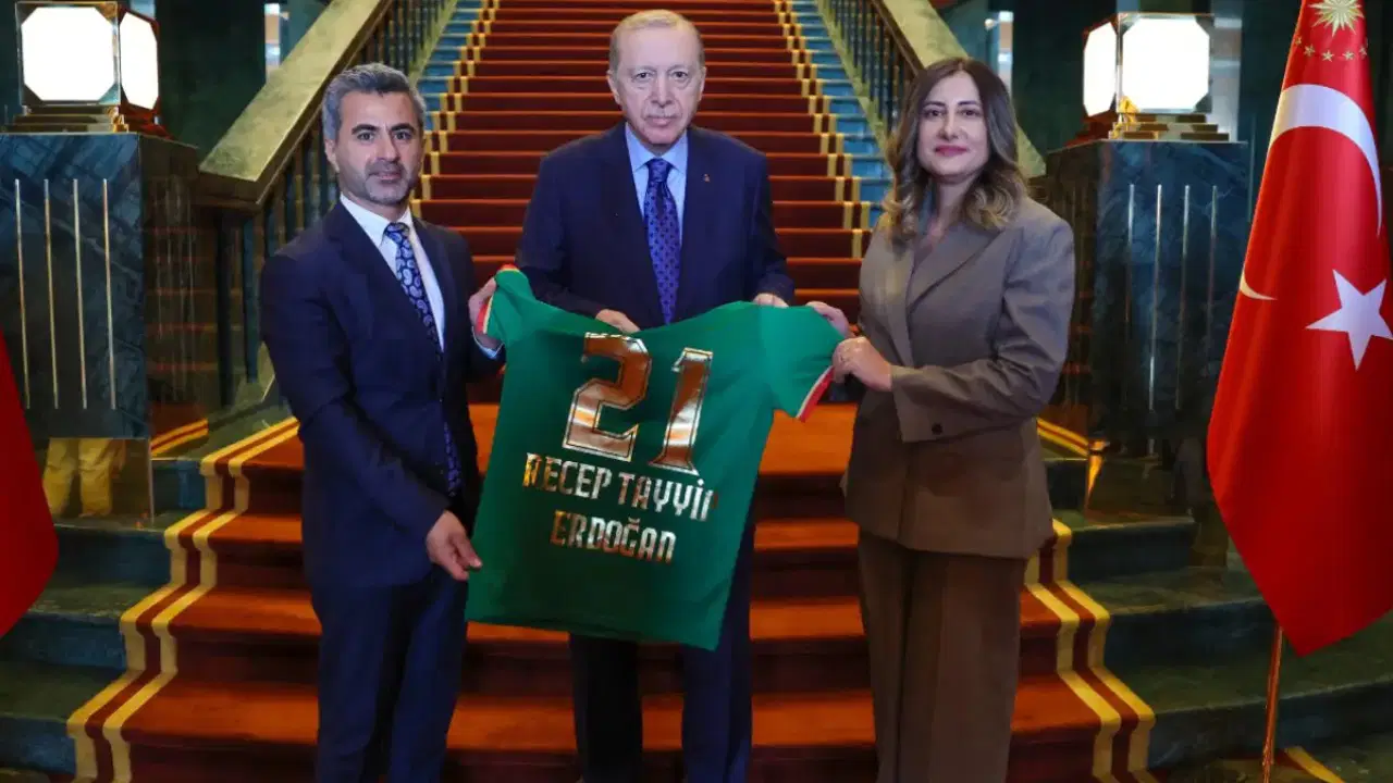 Çerçeve yasa sonrası Amedspor açılımı: Erdoğan’a forma, bakanlara Diyarbakır tribünü