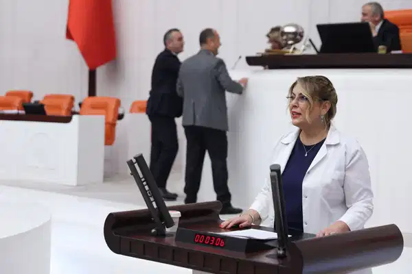 CHP'li Gezmiş'ten İlaç Yok Hattı uygulamasına tepki: İlaç yoksa sorumlusu eczacı değil, sistemi bu hale getirenlerdir