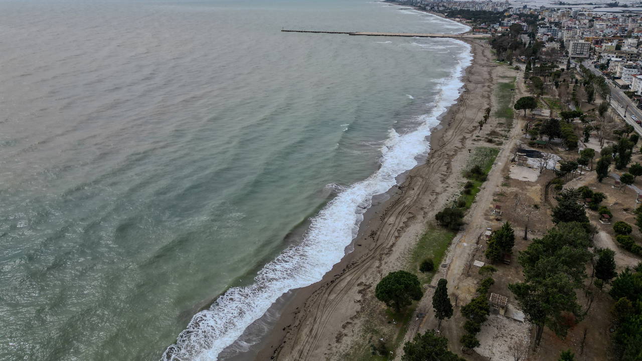 Tedirgin eden görüntü: Derelerden akan sel suyu, Akdeniz’i kahverengiye bürüdü