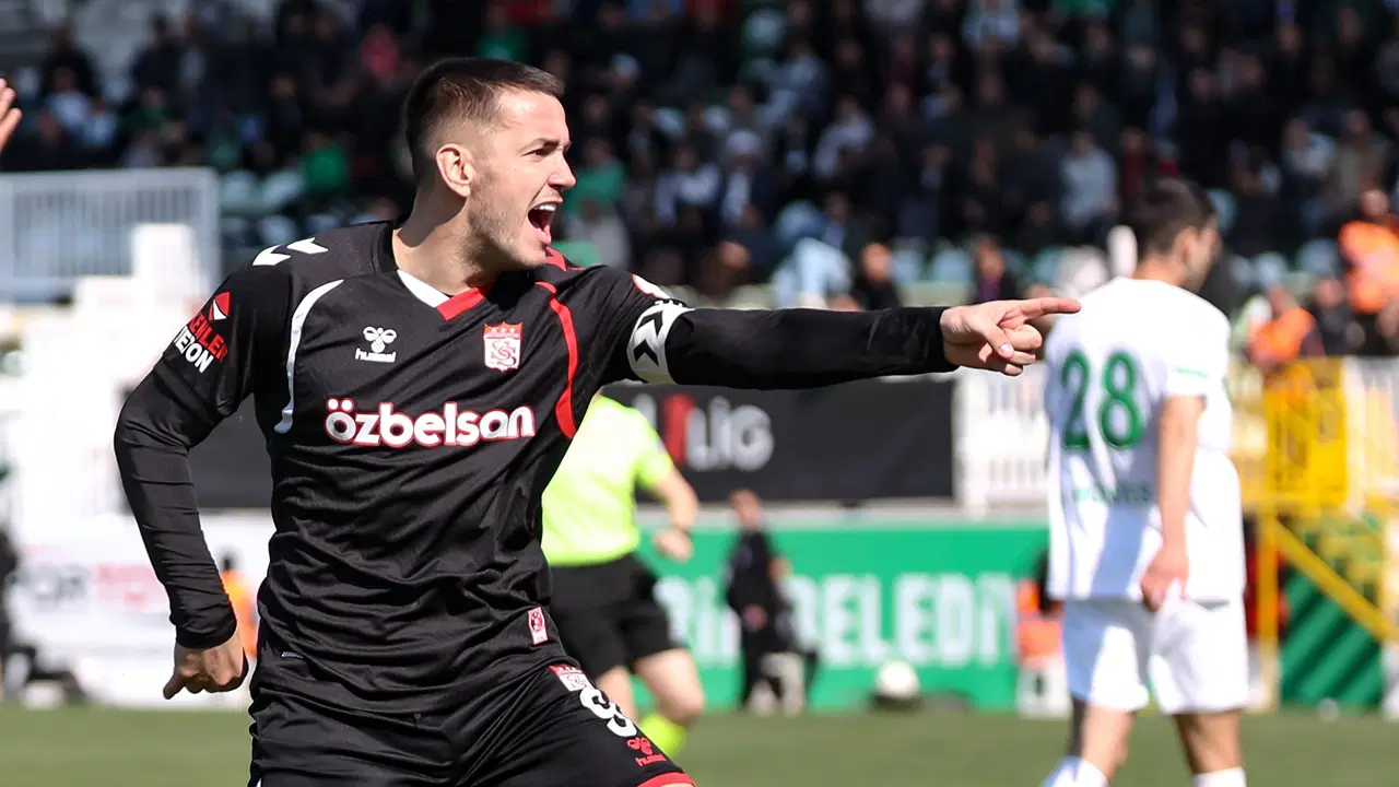 Sivasspor, Rey Manaj ile güldü! 