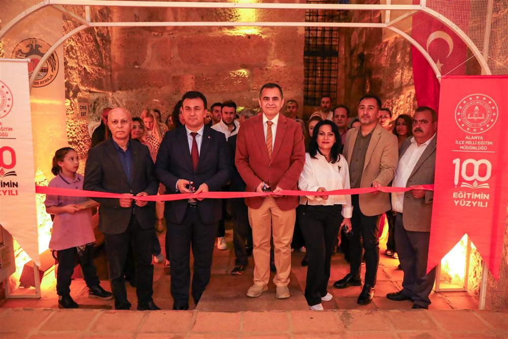 23 Nisan, Alanya’da çocukların yaptığı resim sergisiyle kutlandı: Kızılkule tablolarla doldu