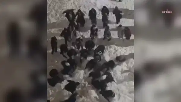 Hakkari’de çatıdan düşen kar kütlesinin altında kalan iki öğrenci hastaneye kaldırıldı