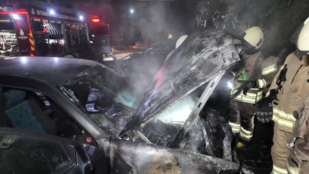 Otomobil apartman otoparkında alev aldı