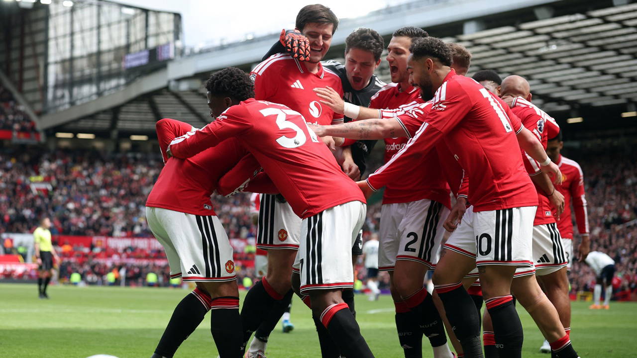 Manchester United sahasında üç puanı üç golle aldı